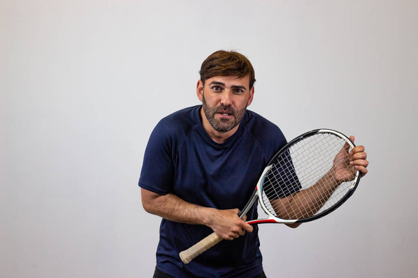 Bir raket w tutarak tenis oynayan yakışıklı genç adam Portresi - Fotoğraf, Görsel