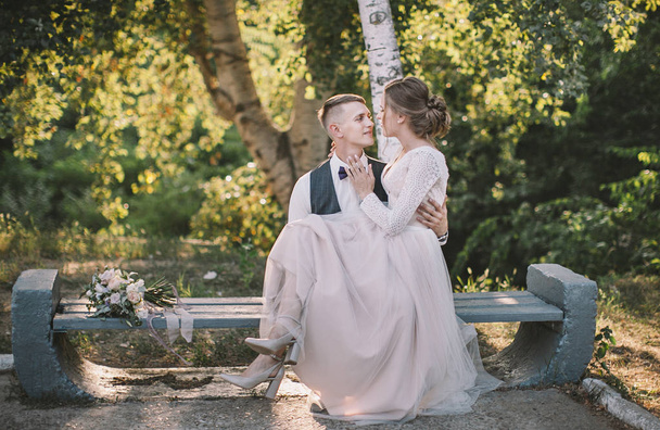 par elegante e terno no amor - a noiva e o noivo - no seu dia de casamento em um passeio na floresta, rindo e abraçando
 - Foto, Imagem