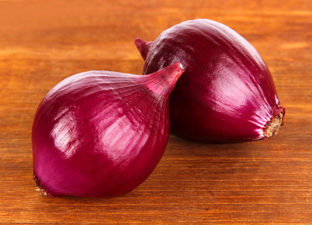 Purple onion on wooden background - Zdjęcie, obraz
