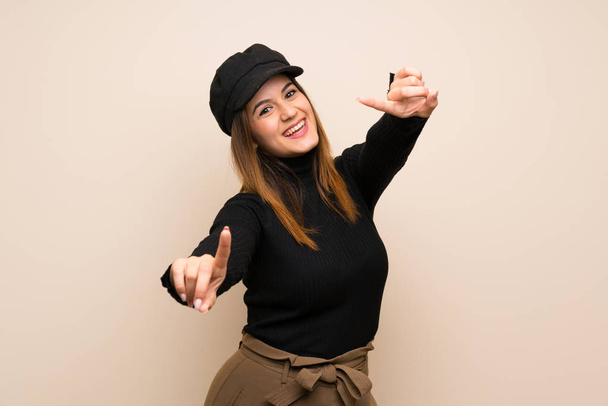 Moda kobieta z punktami Hat palec na Ciebie podczas uśmiechnięty - Zdjęcie, obraz