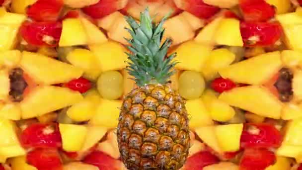 Az ananász és a gyümölcs a háttérben - Felvétel, videó