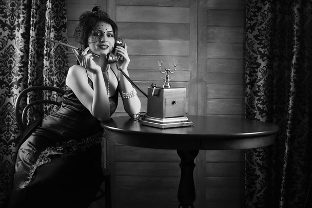 Όμορφο κορίτσι του 1930 καπνίζει μονόχρωμη - Φωτογραφία, εικόνα