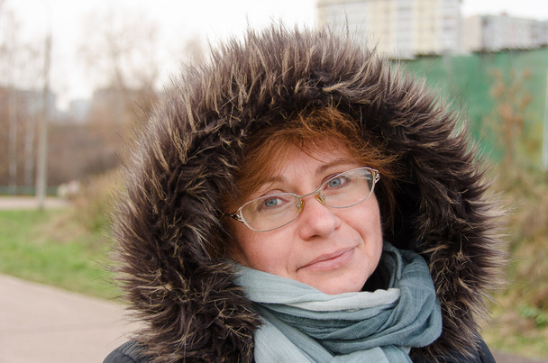 portrét ženy na procházku do městského parku - Fotografie, Obrázek