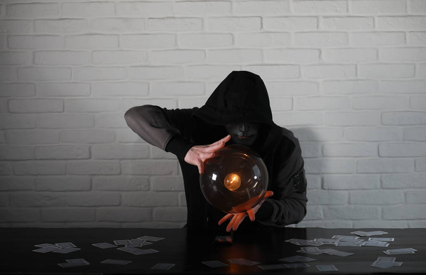 Een man met een bal van fortune teller - Foto, afbeelding