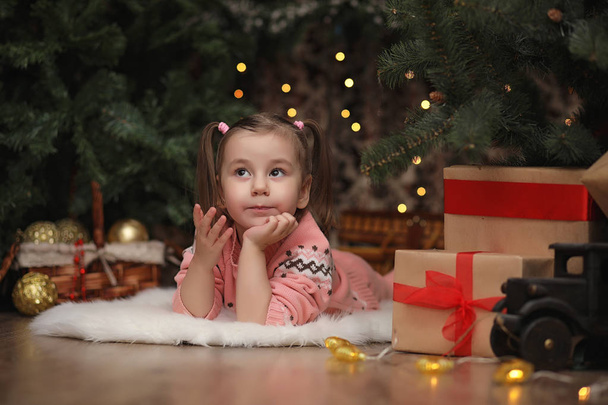 Маленькая девочка в новогодней атмосфере. Девочка в шляпе
 - Фото, изображение