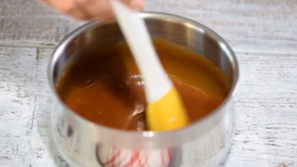 Bir tencerede şeker den karamel sos yapma süreci. - Video, Çekim