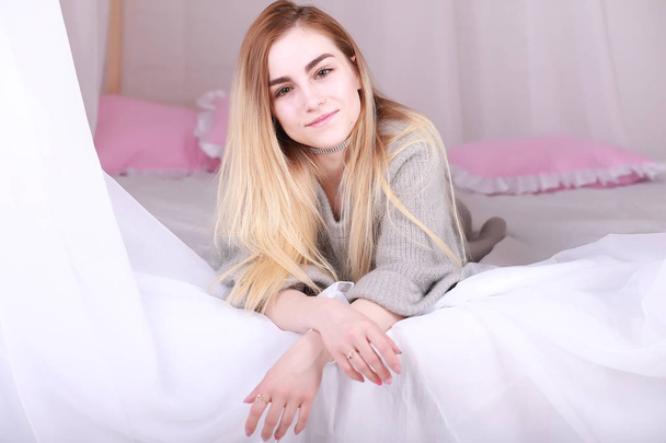 Girl with blond hair and gray sweater pose - Foto, Imagem