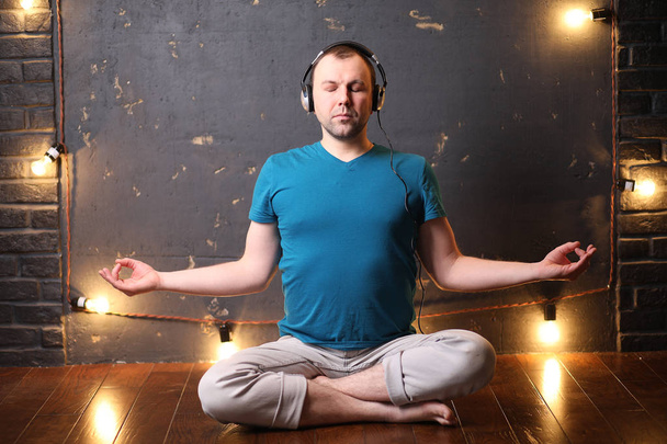 jonge man luisteren naar muziek met hoofdtelefoon - Foto, afbeelding