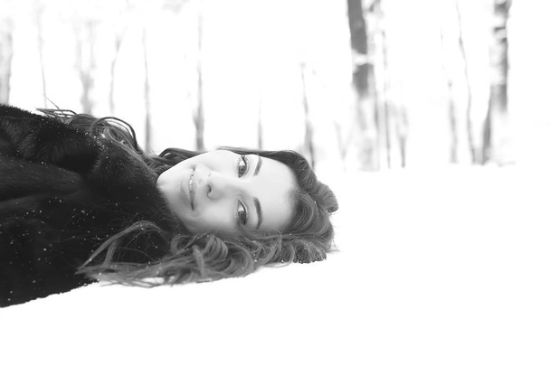 Молода дівчина на прогулянці в зимовий сніжний день в парі
 - Фото, зображення