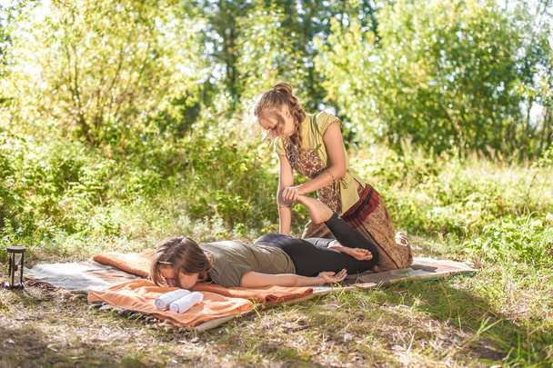 Майстер масажист забезпечує ретельний масаж на траві
. - Фото, зображення