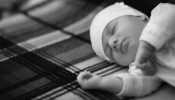 pasgeboren baby liggend op de deken en slapen - Foto, afbeelding