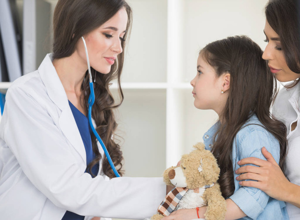 Kinderarzt und kleines Mädchen in - Foto, Bild