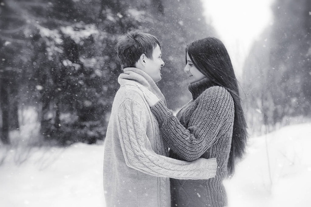 Egy szerető házaspár egy téli séta. Férfi és nő, egy időpontban, a - Fotó, kép