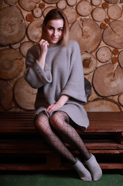 Chica con el pelo rubio y suéter gris pose - Foto, imagen