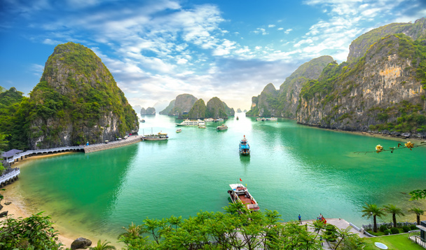 Hermoso paisaje Halong Bay vista desde adove la isla de Bo Hon. Bahía de Halong es el Patrimonio de la Humanidad de la UNESCO, es una hermosa maravilla natural en el norte de Vietnam
 - Foto, Imagen