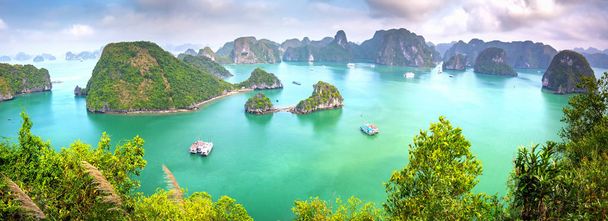 Beau paysage vue sur la baie d'Halong depuis adove l'île Ti Top. Halong Bay est le site du patrimoine mondial de l'UNESCO, c'est une belle merveille naturelle dans le nord du Vietnam
 - Photo, image