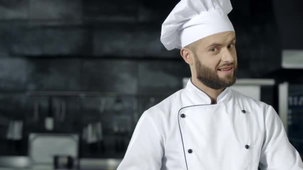 Boldog szakács szórakozik késsel. Chef férfi játék konyhai eszközök - Felvétel, videó