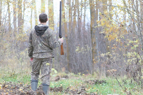 Álcázás és fegyverek-egy erdő biztonsági öv, a tavaszi hun ember - Fotó, kép