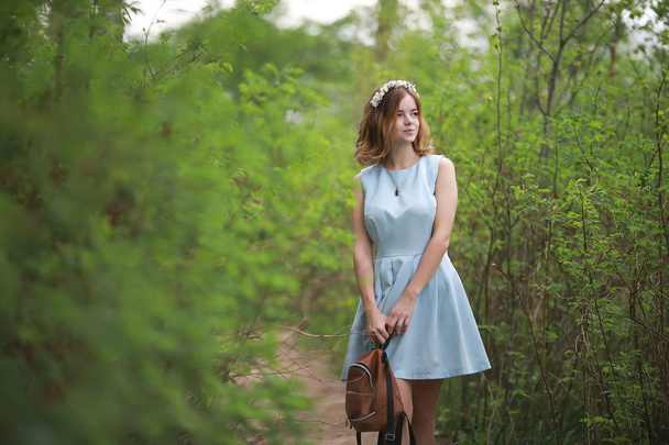 Κορίτσι με μπλε φόρεμα σε καταπράσινο πάρκο - Φωτογραφία, εικόνα