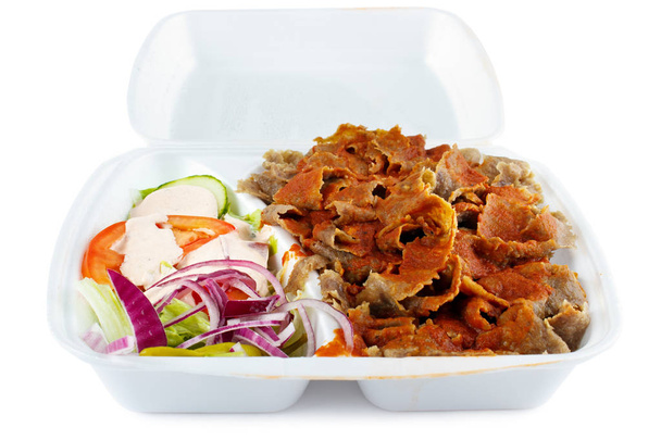 Kebab con ensalada comida para llevar en caja de plástico, aislado en blanco con sombra
 - Foto, imagen