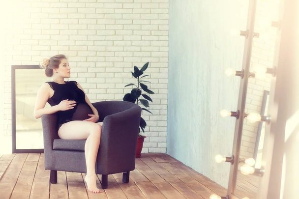 Embarazada joven y hermosa chica en una casa vintage
 - Foto, imagen