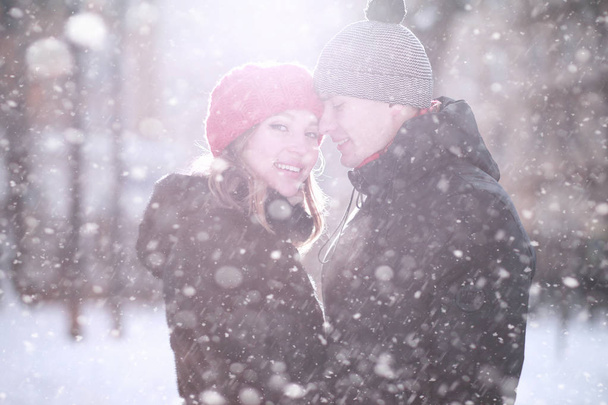 Nuori pari kävelee läpi talven
 - Valokuva, kuva