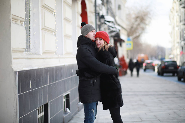Молода пара гуляє взимку
 - Фото, зображення