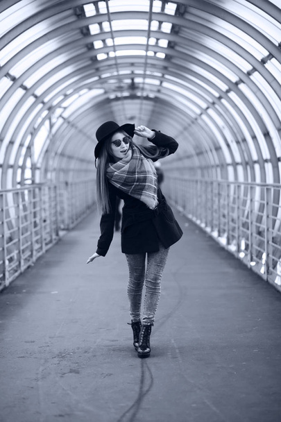 Young adult girl in the architectural tunnel - Foto, afbeelding