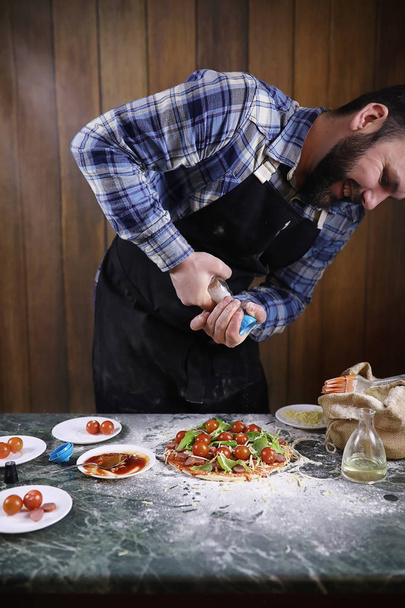 pizza hazırlama adamım, hamur ve koyar malzemeleri yoğurun - Fotoğraf, Görsel