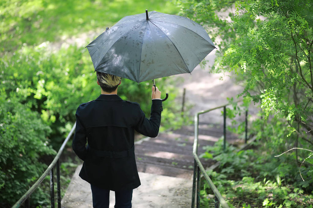 Primavera tempo chuvoso e um jovem com um guarda-chuva
 - Foto, Imagem
