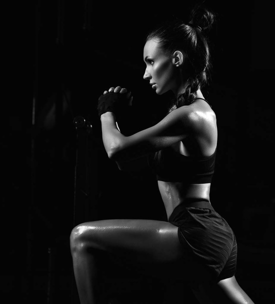 Sportowa młoda kobieta pracuje z hantlami wagi w siłowni. Koncepcja odchudzania i diety - Zdjęcie, obraz