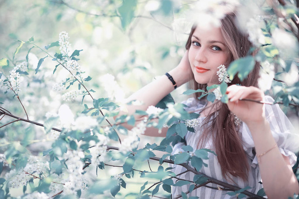 A girl in a spring green park - Φωτογραφία, εικόνα