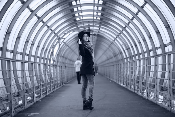 Молода доросла дівчина в архітектурному тунелі
 - Фото, зображення