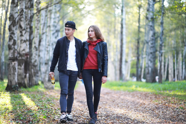 Couple aimant marcher dans des vêtements décontractés
 - Photo, image