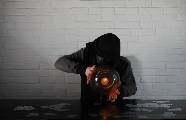Bir fortune teller top olan bir adam - Fotoğraf, Görsel