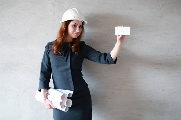 nő, egy üres papírlapot a kezében, építési si - Fotó, kép
