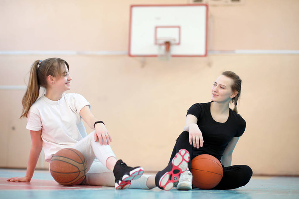 Κορίτσι στο γυμναστήριο παίζουν μπάσκετ - Φωτογραφία, εικόνα
