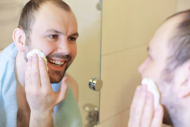 Muž se ráno před prací holí v koupelně. - Fotografie, Obrázek