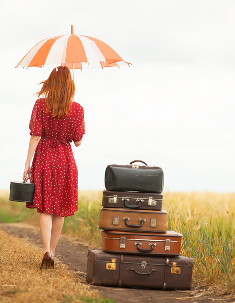 Vöröshajú lány a bőröndök, kültéri - Fotó, kép