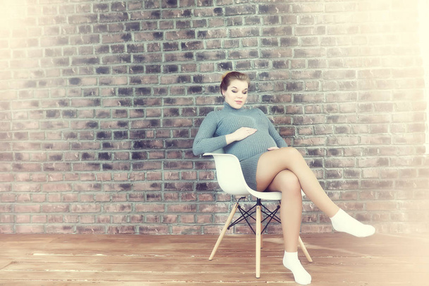 Pregnant young and beautiful girl in a vintage home - Φωτογραφία, εικόνα