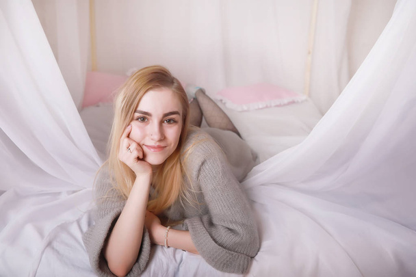 Girl with blond hair and gray sweater pose - Valokuva, kuva