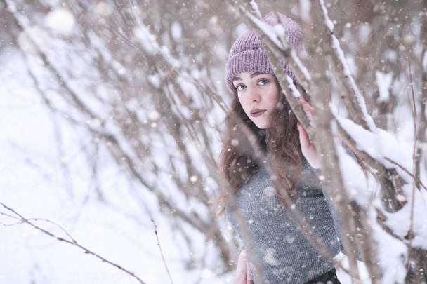 Meisje in een winterpark in de sneeuw - Foto, afbeelding