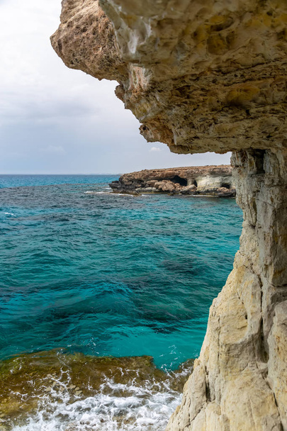 Необычная живописная пещера расположена на средиземноморском побережье. Кипр, Айя-Напа
. - Фото, изображение