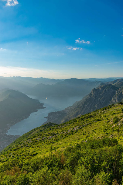 Vyhlídkové výhledy na Kotorskou záliv otevřené z pohledu na vrchol hory. - Fotografie, Obrázek