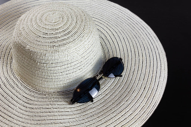 Bílá sláma klobouk a sluneční brýle - Fotografie, Obrázek