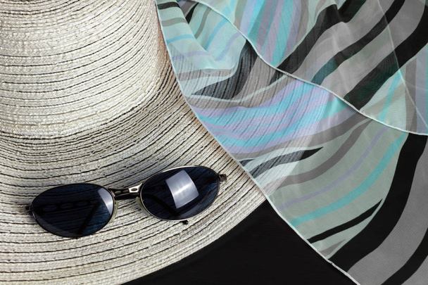 Bílá sláma klobouk, Foulard a sluneční brýle - Fotografie, Obrázek