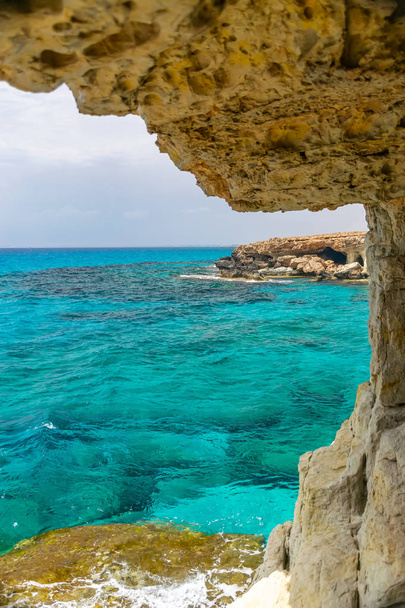 Незвичайна мальовнича печера розташована на узбережжі Середземного моря. Кіпр, Айя-Напа. - Фото, зображення
