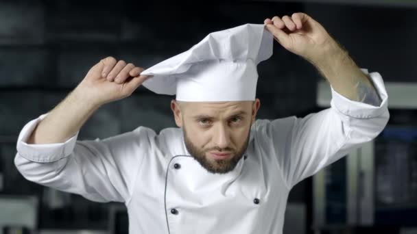 Kochmann bereitet sich darauf vor, im Restaurant zu kochen. Porträt eines ernsthaften männlichen Kochs. - Filmmaterial, Video