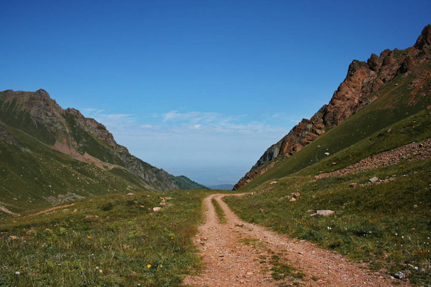 camino en medio de las montañas - Foto, Imagen