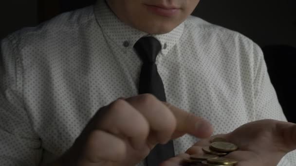 Üzletember vagy kezelő számlálás érmék kezében - Felvétel, videó